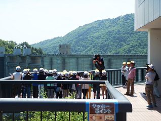 見ているのは地下1階から地下3階まで続く468段の階段