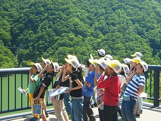 薄暗いトンネル（監査廊）では探検気分o(^-^)oワクワク