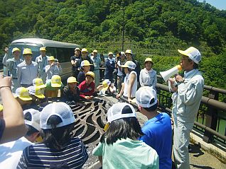 見ているのは地下1階から地下3階まで続く468段の階段