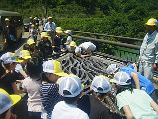 薄暗いトンネル（監査廊）では探検気分o(^-^)oワクワク