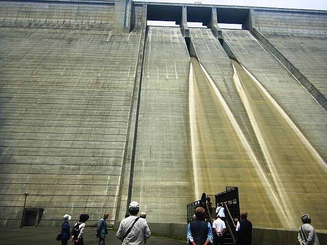 125.5m。山形県一の高さを誇るコンクリートの壁に大興奮(゜∀゜)傾斜がどれくらいか気になったようです。見上げているのは53.8度です！！