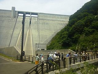 ダム堤体が一望できる管理橋。みなさん色々な角度からカメラにおさめていました