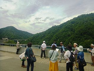 天端ではながい百秋湖の由来、竜神大橋の下に眠る管野ダムの話に関心をもたれました