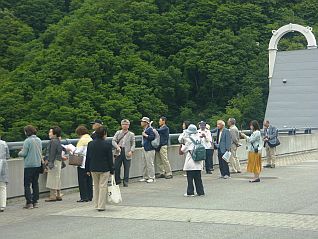 ながい百秋湖の名前の由来に耳を傾けていました