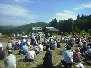 第1部！開会式の様子 快晴に恵まれた日は朝日山系が一望できます