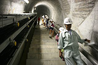 ダム堤体の内部の巡視、観測機器の計測・施設の点検を行いました