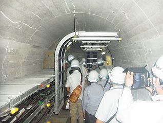 動画撮影する人も♪最後に、宮古島の地下ダムの映像を見せてもらいました