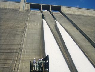 勢いよく越流しているのを確認できました！！「ウォータースライダーしたら楽しそう♪」なんて声も(*^―゜)