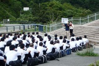 開会行事では岡村支所長が挨拶(^-^*)その後はながい百秋湖展望所前広場でダムの概要や役割を学びました