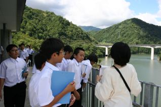 竜神大橋の下には菅野ダムが鎮座しています