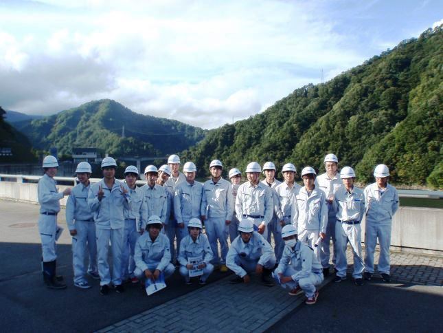 菅野ダムが鎮座する竜神大橋を背に記念撮影∈^0^∋