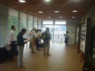 展示室でダムの概要やダム工事中の話をしました