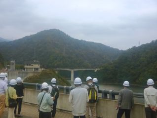 ながい百秋湖の由来、竜神大橋の下に眠る管野ダムの説明に関心をもたれました