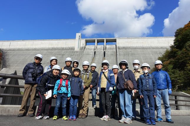 午前の部に参加された16名のみなさん∈^0^∋ダムをバックにハイ・チーズ♪