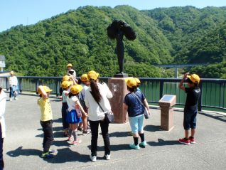 長井市出身の長沼孝三氏の作品の万手像を見上げる