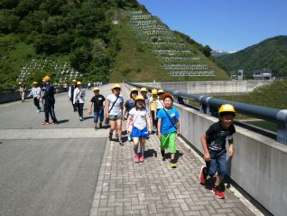 天端をさっそうと歩く子ども達