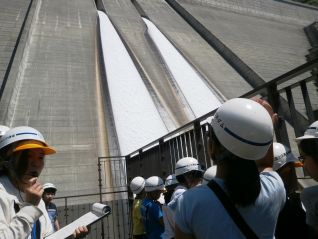 常用洪水吐より越流している様子を見て歓声を上げる