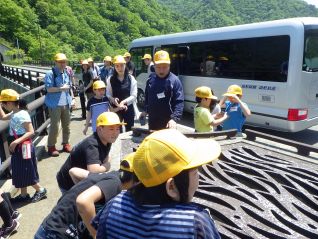 竜神大橋バルコニーから貯水池をのぞき込む