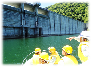 巡視船に乗って、貯水池の巡視をしました