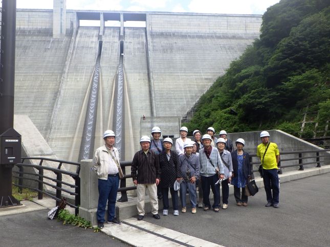 長井ダムの越流をバックに、みんなで記念撮影！