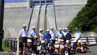 県内一の高さを誇る長井ダムを背に記念撮影♪