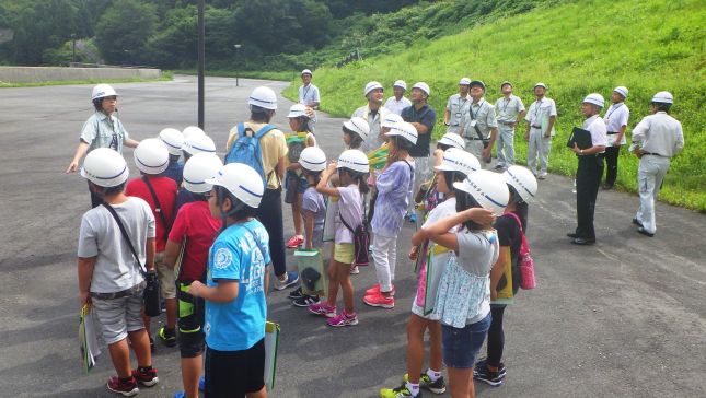 ダム堤体を見上げて「すごぉい」「高っっ」「のぼってみた～い」