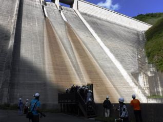 堤高125.5m。壮大なコンクリートの壁に圧倒されました。