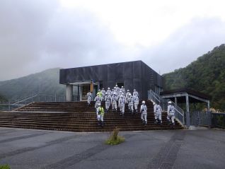 ダム見学後、花香閃緑岩のコンクリートを見に展望所へ