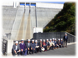 県内一を誇る重力式コンクリートを背に同窓生が勢揃い！