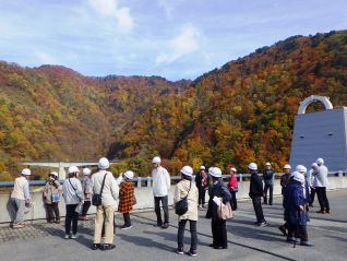 ながい百秋湖の名前の由来に耳を傾けていました