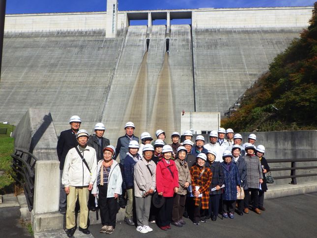 県内一の重力式コンクリートダムを背に記念撮影！