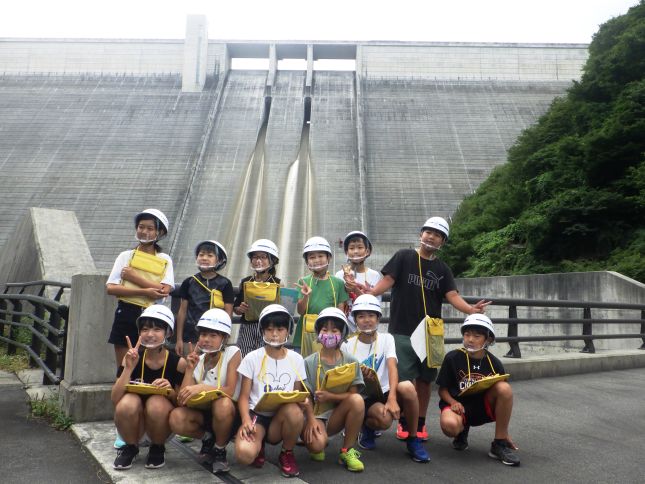 県内一の高さを誇る重力式コンクリートを背に記念撮影！