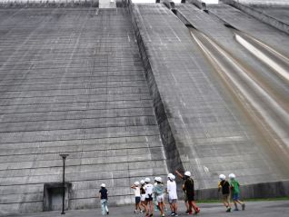 ダムの傾斜も気になります