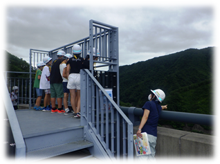 安全に下流を眺めることができる天端展望台です