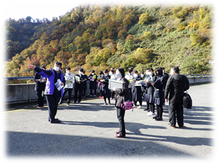 防災教育の観点から長井ダムの役割について説明