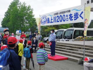 出発式であいさつする菅野支所長