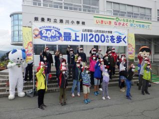 添川小学校を出発するみなさん