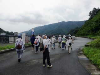 長井ダムの天端へ元気はつらつと歩きます♪