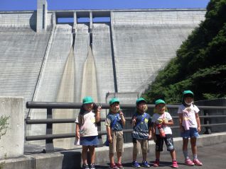 県内一の高さを誇る重力式コンクリートダムを背に記念撮影♪