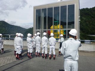 常用洪水吐ゲートの巻上機のカラフルな色に目を引きます。