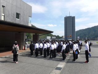 開会行事で、菅野支所長が挨拶