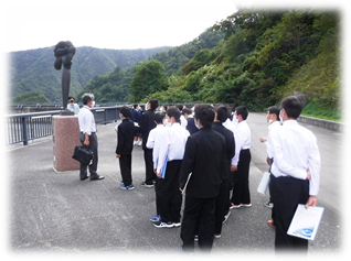 長井市出身の長沼孝三氏の作品「万手像」