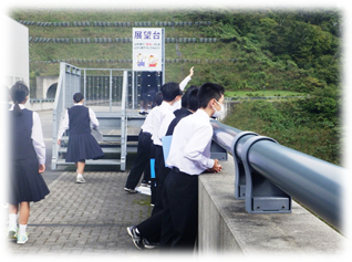 天端展望台から下流広場を眺めると・・・