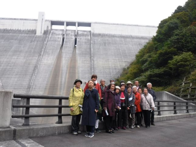 県内一の高さを誇る重力式コンクリートダムを背に記念撮影♪