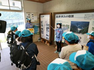 展示室で長井ダムの目的と役割を学びました