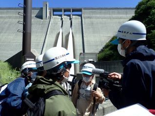 記者の質問攻めにきちんと答える小学生