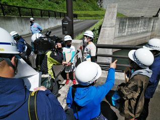 記者の質問攻めにきちんと答える小学生