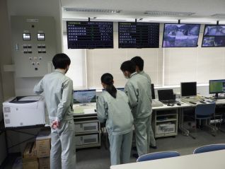 操作室では、CCTVの遠隔操作について学びました。