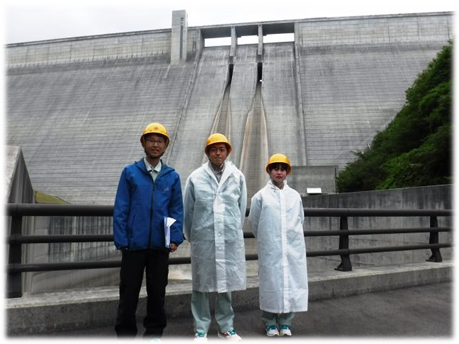 県内一の高さを誇る重力式コンクリートダムを背に記念撮影♪