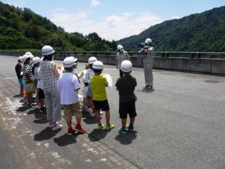 ダムの天端で長井ダムの大きさについて学びました。